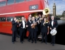 The Pasadena Roof Orchestra on the bus line '40'!